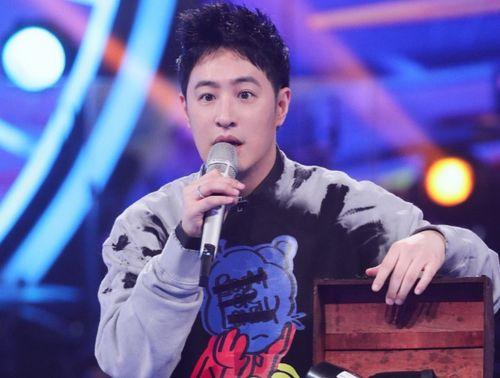 娱乐圈爆料大十岁,年龄差距背后的爱情故事，大十岁的他们如何甜蜜牵手？