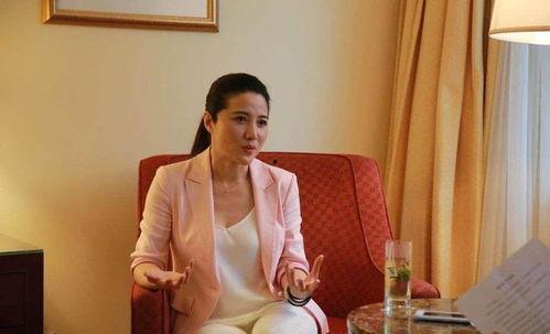 娱乐圈爆料大十岁,年龄差距背后的爱情故事，大十岁的他们如何甜蜜牵手？