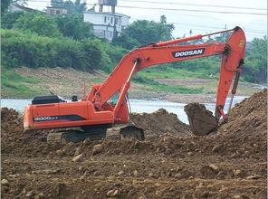 热点爆料 挖土机视频,网友热议！